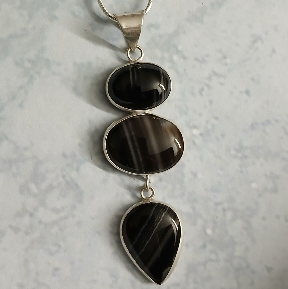 Bsnded Agate Pendant Necklace